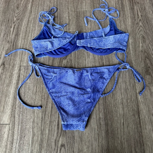 NEW Victoria’s Secret Blue Snakeskin Bikini (Size: L) - missing clasp - Picture 2 of 6